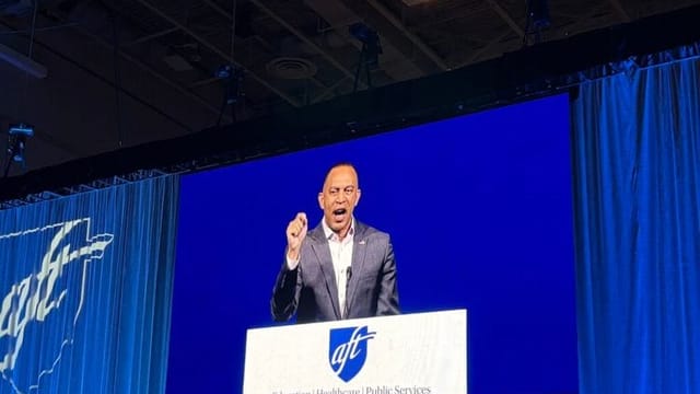 House Dem Leader Jeffries hammers Trump, asks for teachers union help in midterms