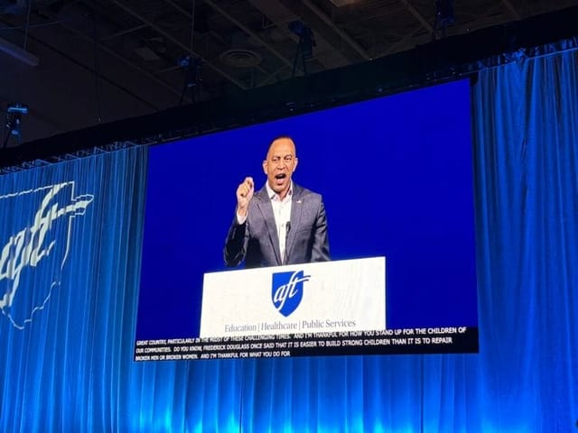House Dem Leader Jeffries hammers Trump, asks for teachers union help in midterms