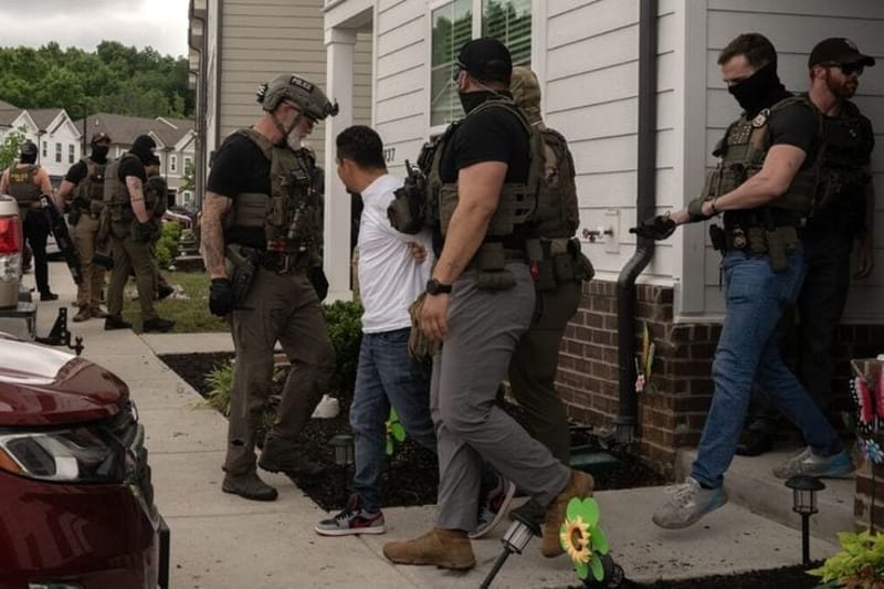 Agents make an immigration arrest in April in Nashville, Tenn. A new federal appeals court ruling means many immigration prisoners from all over the country can still be held indefinitely without bond in some of the nation’s largest detention centers in Louisiana, Mississippi and Texas. (Photo by John Partipilo/Tennessee Lookout)
