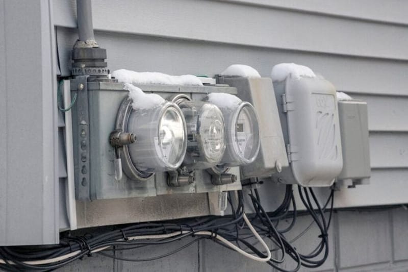 An electricity meter. (Photo by Alexander Castro/Rhode Island Current).