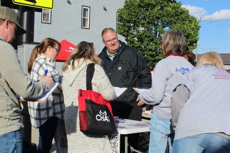 Les Carrier gathering signatures to abolish Ohio property taxes in Hilliard. (Photo by Nick Evans, Ohio Capital Journal.)