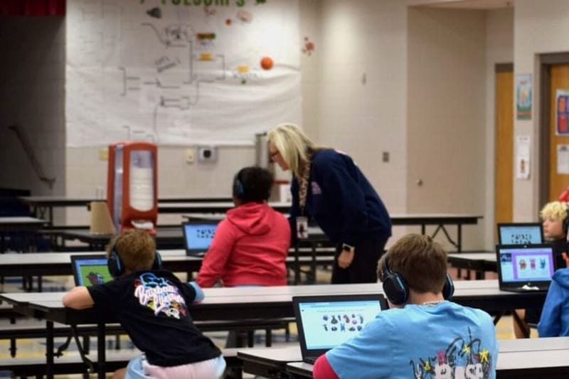 Students study on laptops inside an elementary school in Farmington, Arkansas, on March 19, 2026. School districts nationwide are grappling with which artificial intelligence tools to invest in. (Photo by Antoinette Grajeda/Arkansas Advocate)