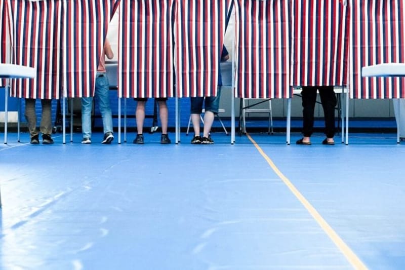 Open Democracy, a New Hampshire voting rights group, has spent several years working to improve the registration rate among 18-year-olds. Shown are New Hampshire voters. (Photo by Will Steinfeld/New Hampshire Bulletin)