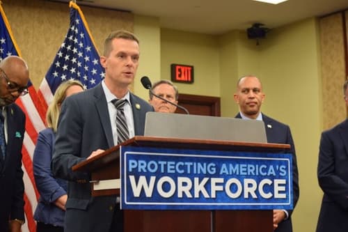 Rare US House bipartisan vote advances bill rejecting Trump federal-worker bargaining ban